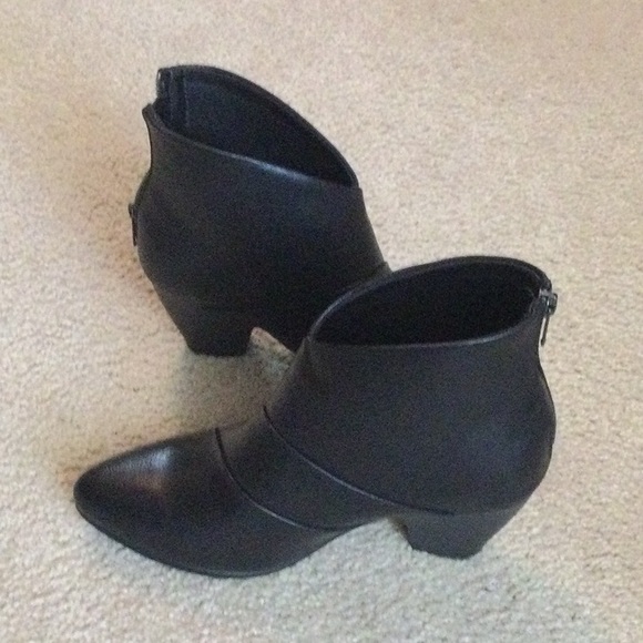 BareTraps Shoes - Elegant Black Ankle Boots